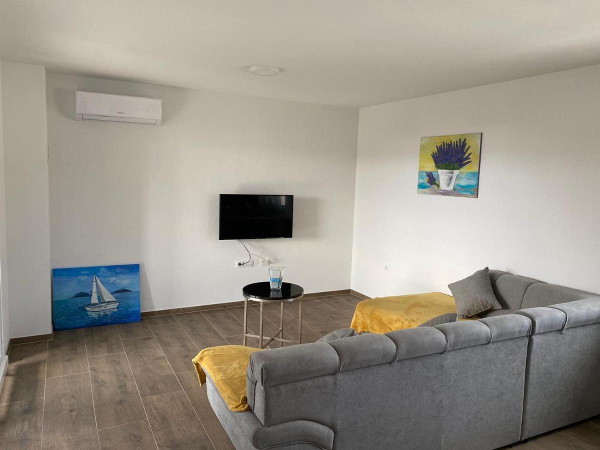 Apartmani Grgic On The Adress Branka Fucica 96 Malinska Extérieur photo