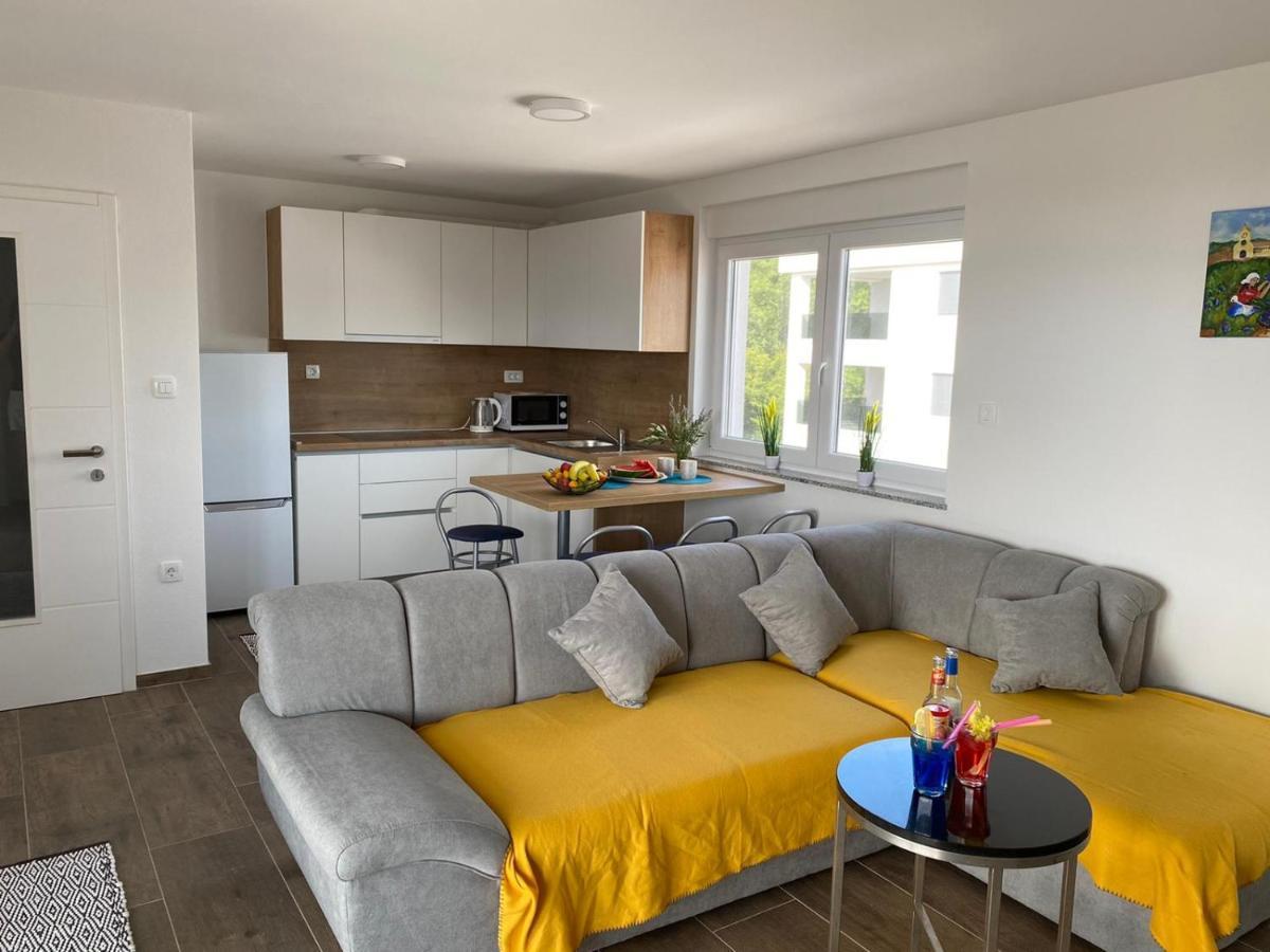 Apartmani Grgic On The Adress Branka Fucica 96 Malinska Extérieur photo