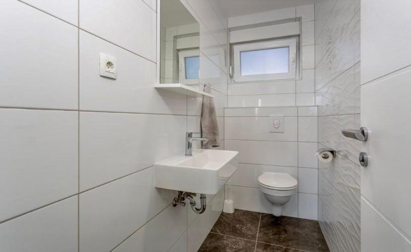 Apartmani Grgic On The Adress Branka Fucica 96 Malinska Extérieur photo