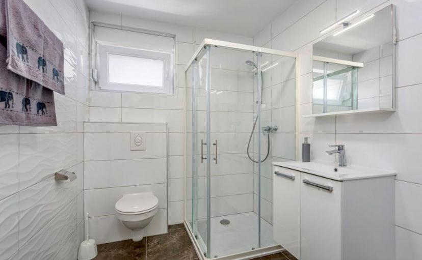 Apartmani Grgic On The Adress Branka Fucica 96 Malinska Extérieur photo
